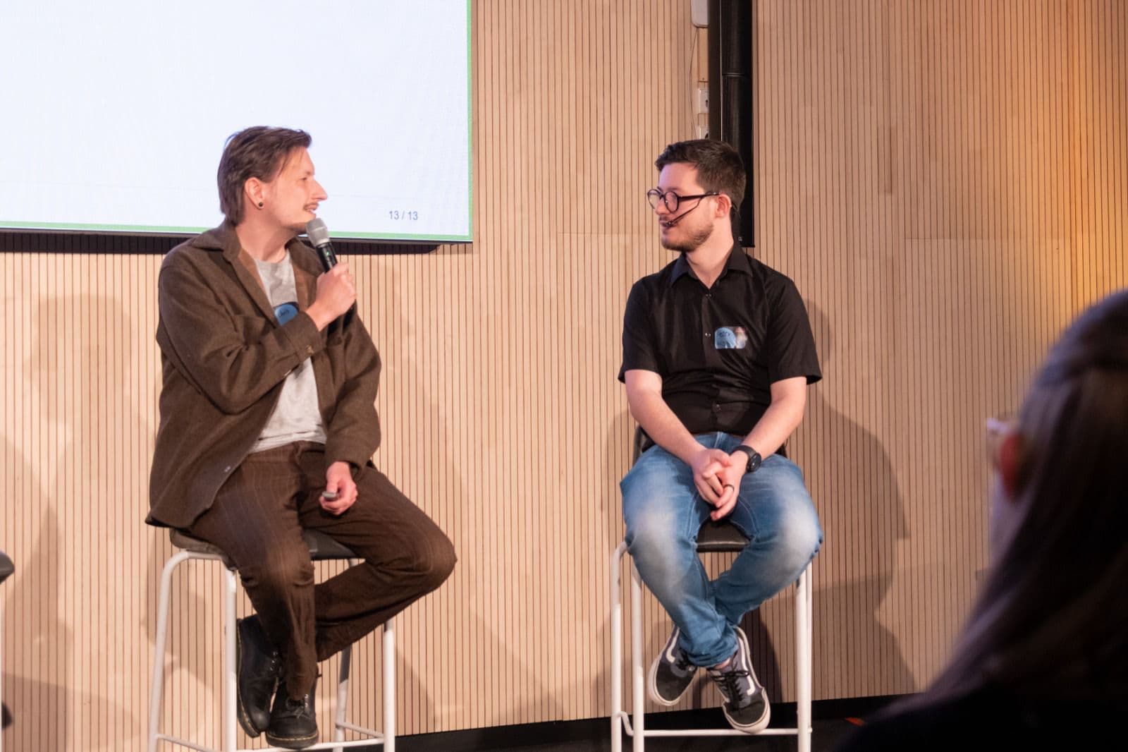 Christopher Böbel im Gespräch auf einer Bühne mit Mikrofon